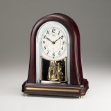 伝統的なフォルムの高級置き時計