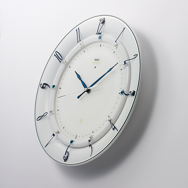 画像: 華やかなアクセントとして住空間に映えるモダンデザイン掛け時計（ホワイト）