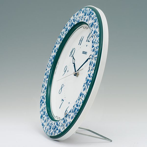 画像: 小花模様をあしらった上品なデザイン掛時計（ブルー）